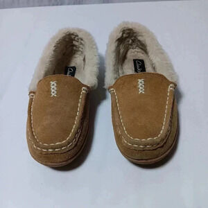 Clarks Leather upper with Faux fur lined  Moccasin slippers.Ladies size 8